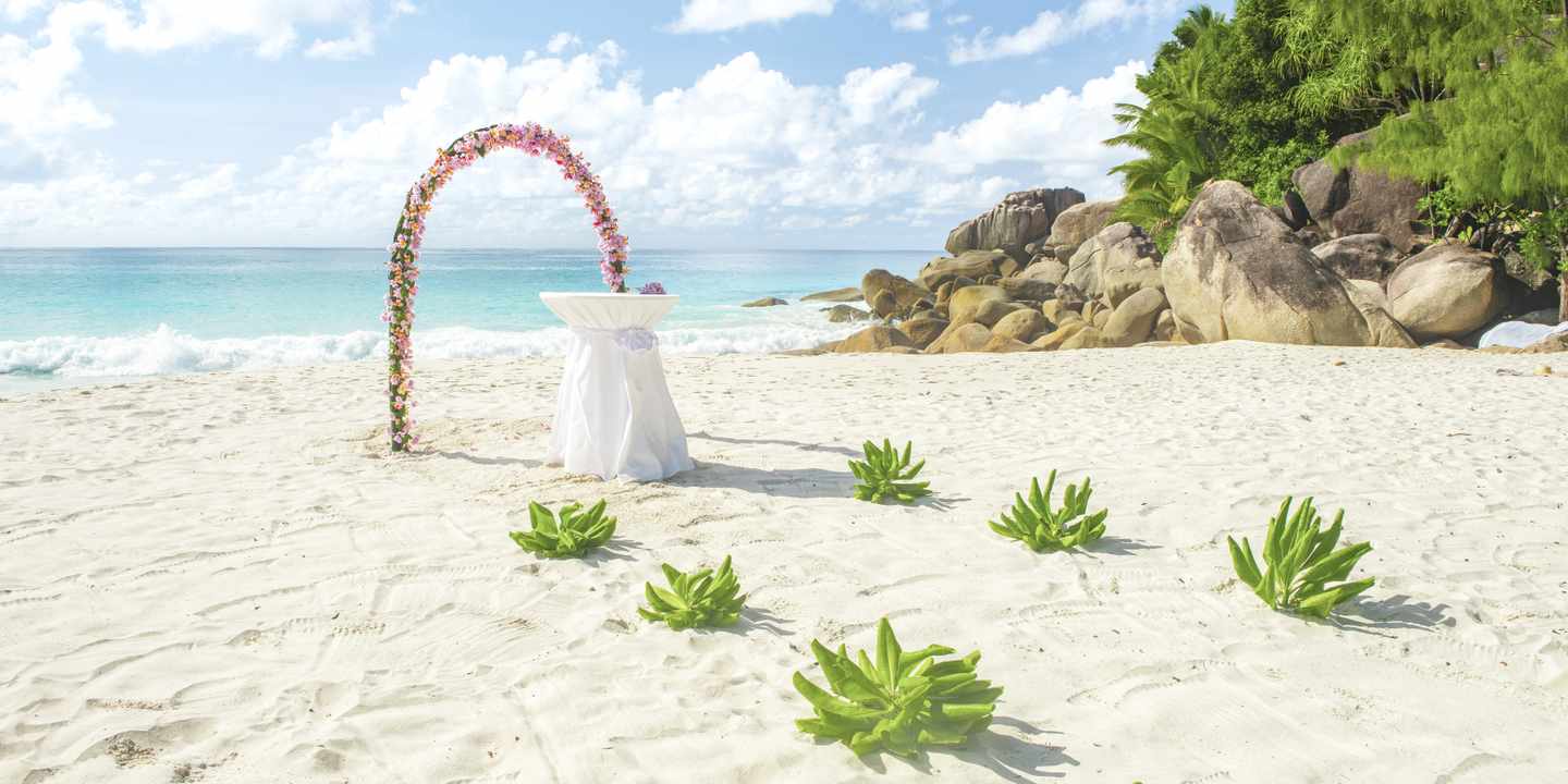 seychellen-praslin-anse-georgette-strand-hochzeitsdekoration-g-1338645833.jpg