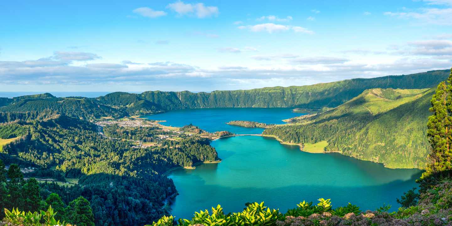 portugal-azoren-sao-miguel-lagoa-sete-cidades-kratersee-panorama-g-2248362033.jpg