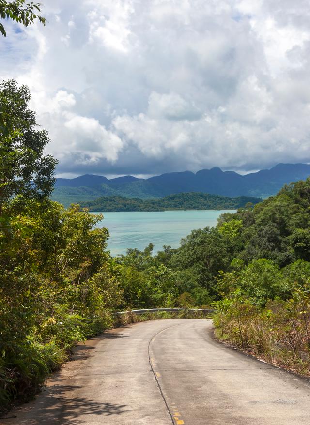 thailand-koh-chang-strasse-aussicht-t-611333822.jpg