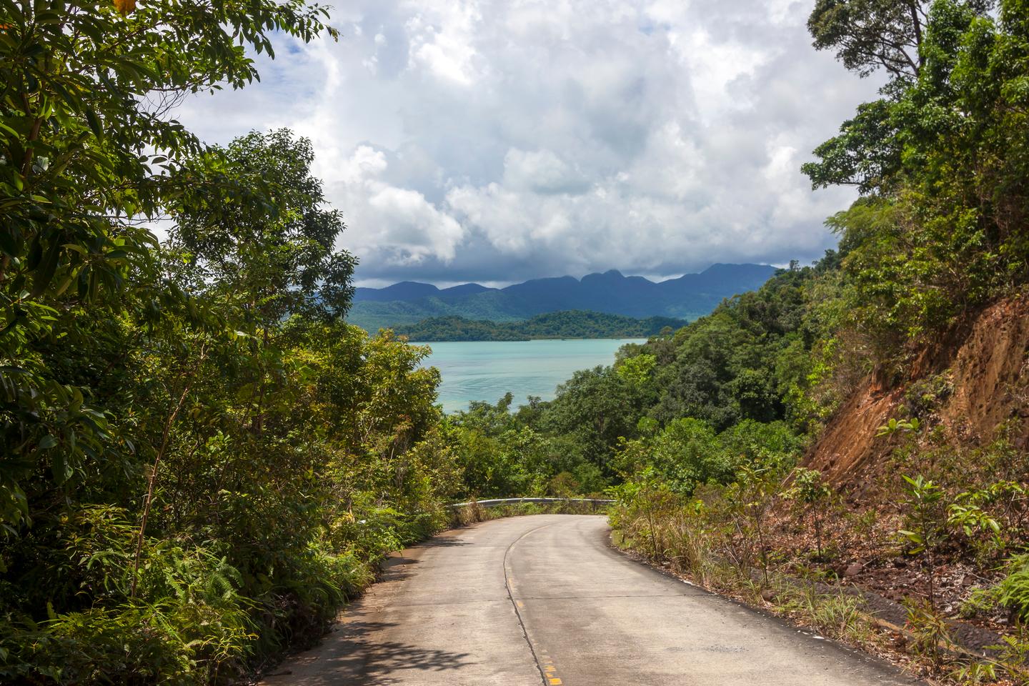 thailand-koh-chang-strasse-aussicht-t-611333822.jpg