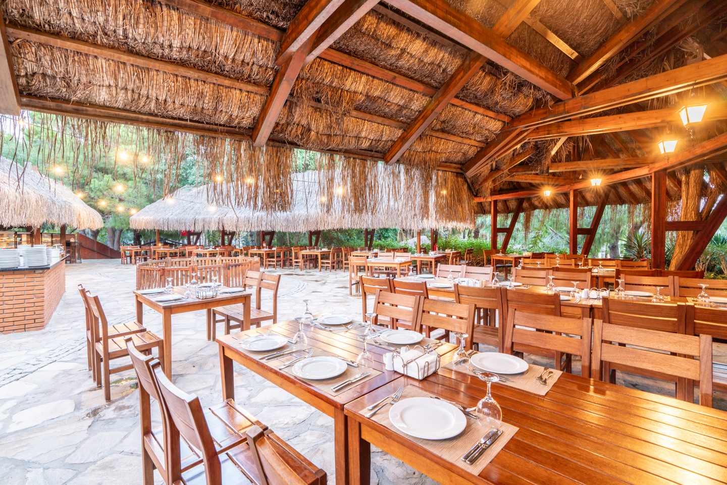 blt0aa09eec47118448-tuerkei-antalya-blue-waters-club-4866-kuyu-restaurant-c10-TUR06358.jpg Überdachtes Familienrestaurant mit Holzdekor und Strohdach im Blue Waters Club, Side – entspanntes Essen unter freiem Himmel