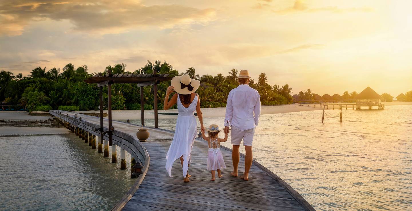 blt4865268444b0f52c-luxus-familienurlaub-eine-familie-geht-haendchenhaltend-ueber-einen-hoelzernen-pier-in-richtung-einer-tropischen-insel-g-1352015722.jpg luxus-familienurlaub-eine-familie-geht-haendchenhaltend-ueber-einen-hoelzernen-pier-in-richtung-einer-tropischen-insel-g-1352015722.jpg