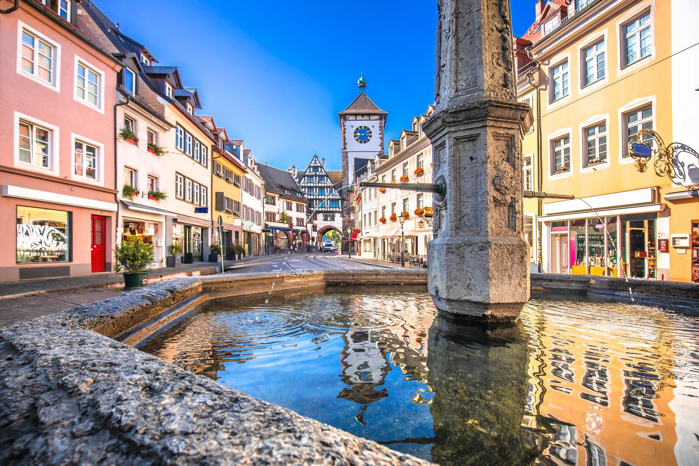 deutschland-baden-wuerttemberg-freiburg-breisgau-brunnen-altstadt-g-2201751643.jpg