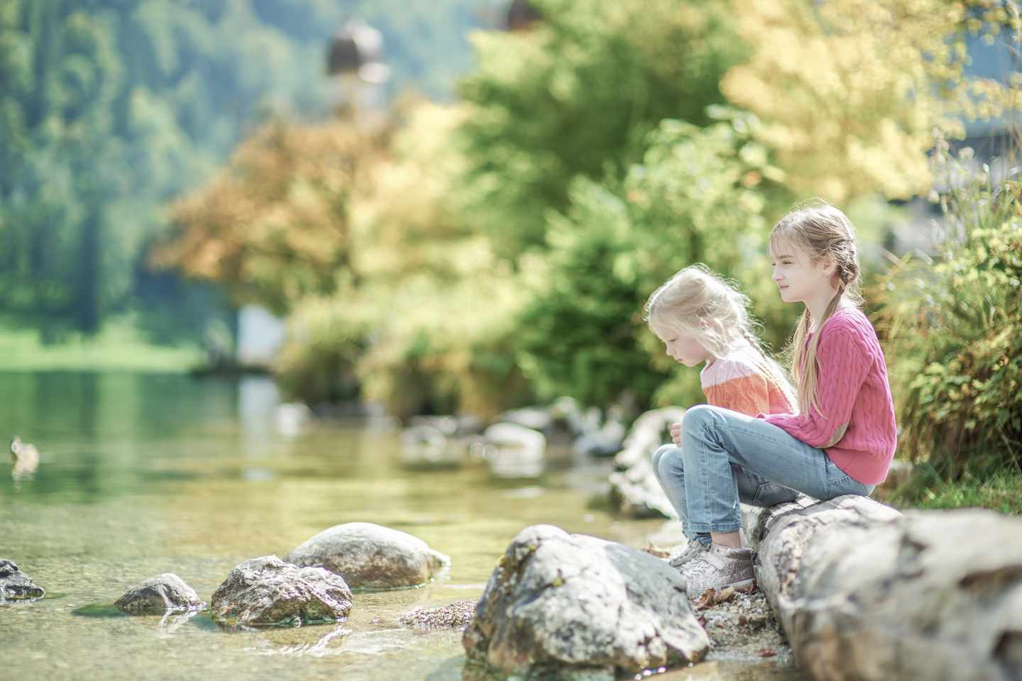 deutschland-bayern-berchtesgaden-koenigssee-spielende-kinder-g-1179818632.jpg