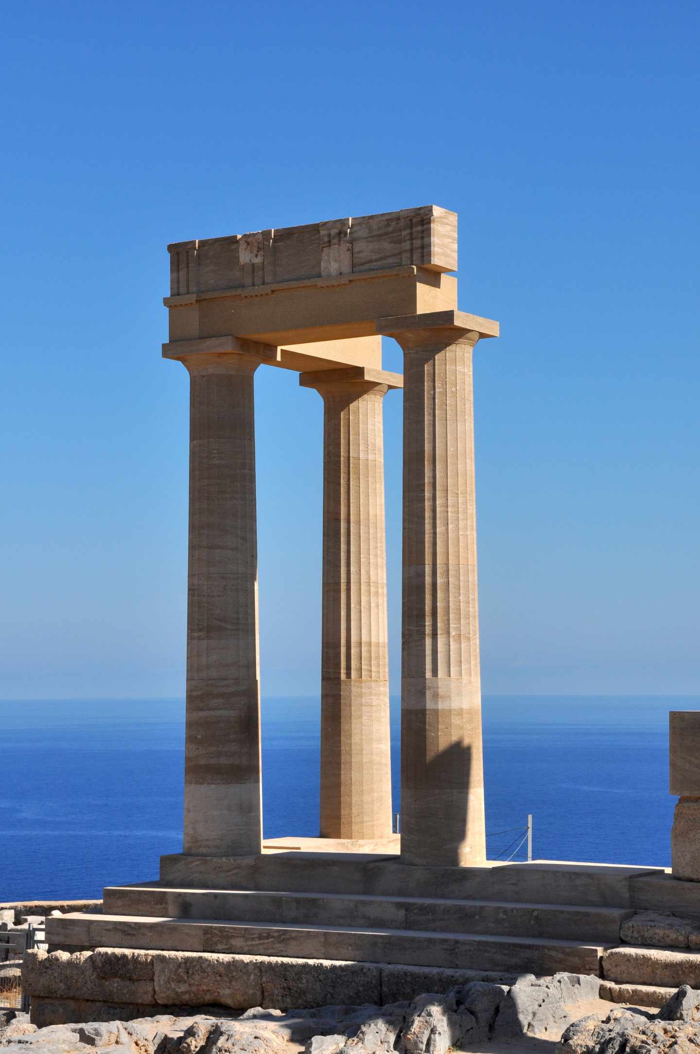 GettyImages-1254929389.jpg Historische architektonische Elemente und Säulen der Akropolis von Lindos auf der griechischen Insel Rhodos