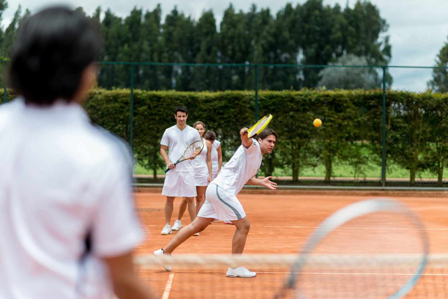 tennis-training-gruppe-rueckhand-g-494782287.jpg