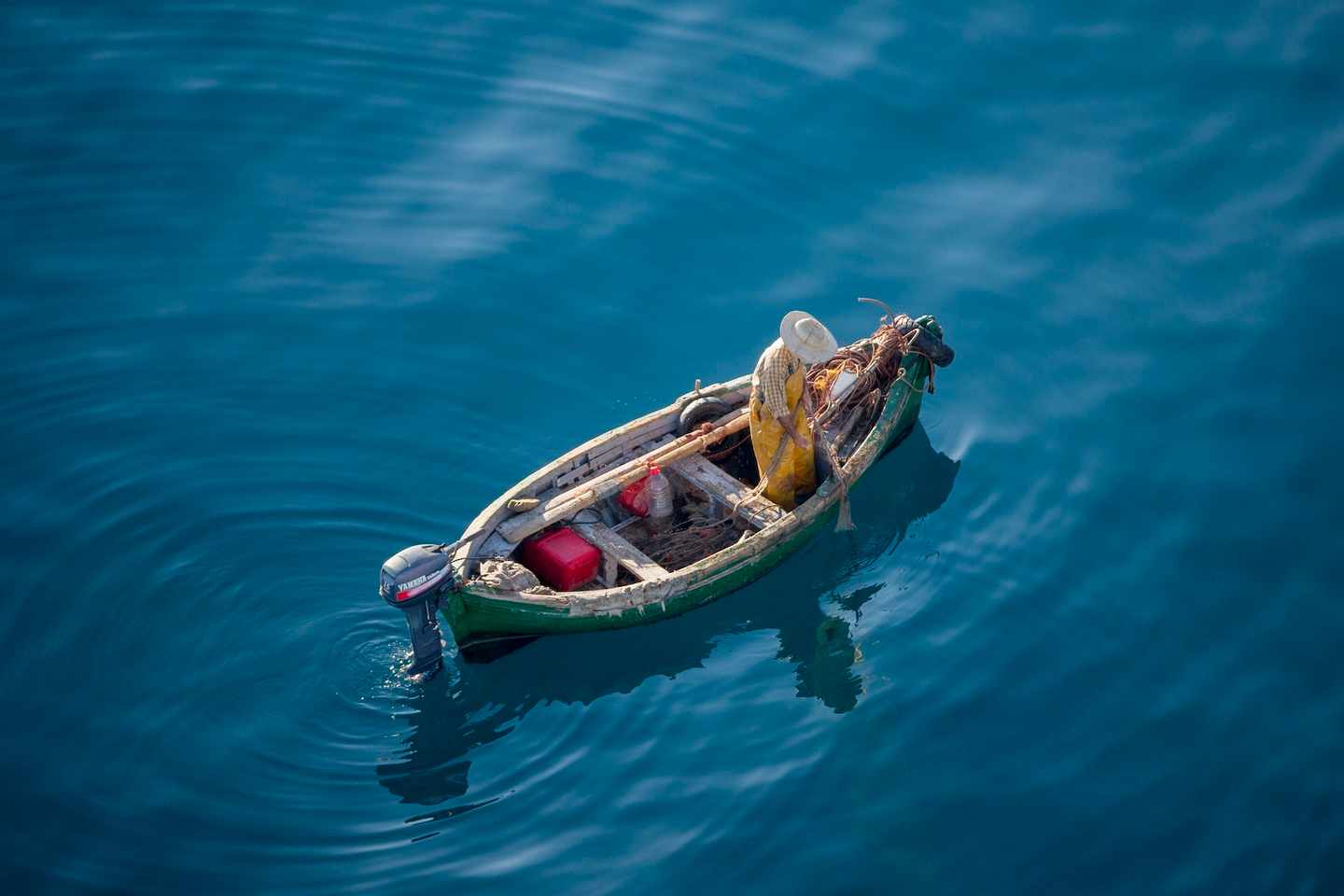 blt42fb91ca4eeb5860-000-MA1607N-2035_-_Pe_cheur_dans_la_baie_d_Al_Hoceima.JPG Pêcheur dans la baie