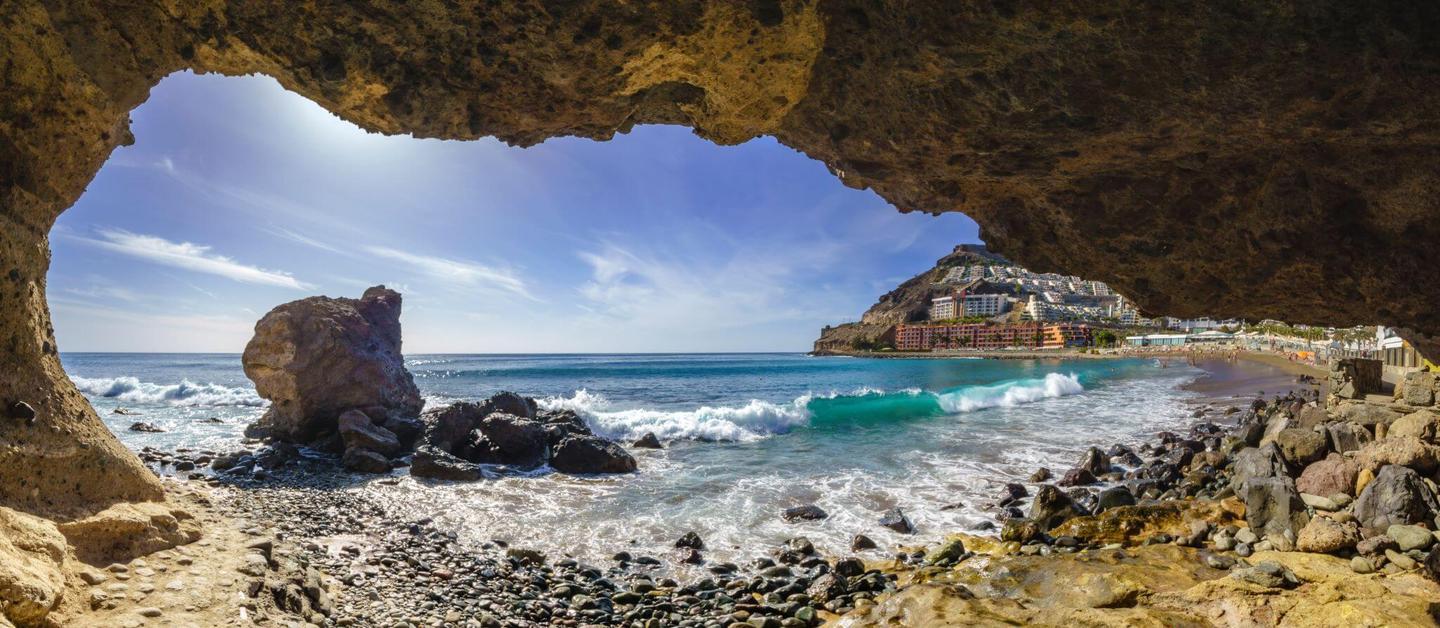 spanien-kanaren-gran-canaria-hoehle-am-playa-del-cura-g-898641568.jpg