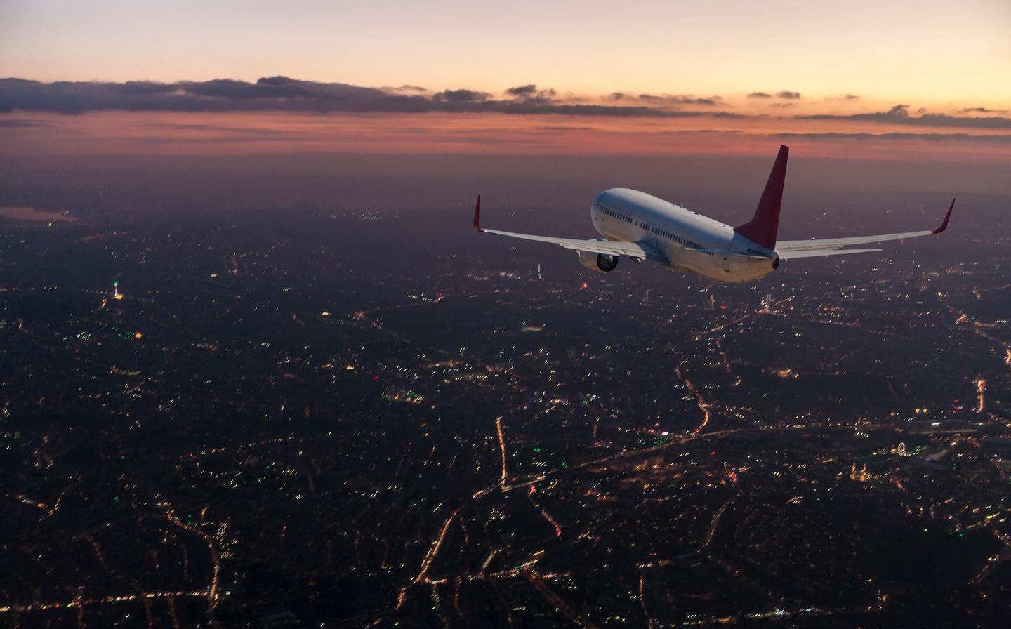 flugzeug-stadt-sonnenuntergang-g-1069089916.jpg