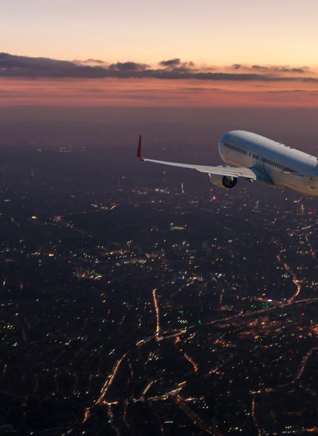 Anreise nach und Verkehrsmittel in Mexiko flugzeug-stadt-sonnenuntergang-g-1069089916.jpg