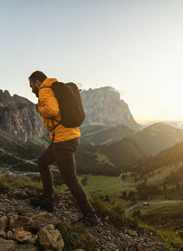 Wanderplaylist Korfu Mann in den Bergen mit Kopfhörern
