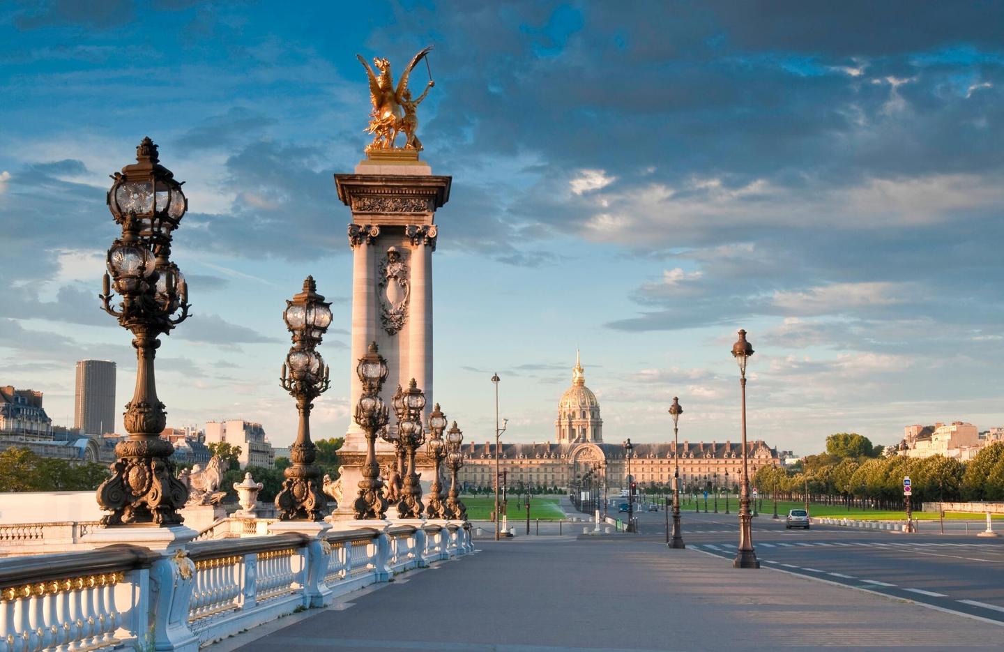 paris-pont-alexandre-t-112809245.jpg