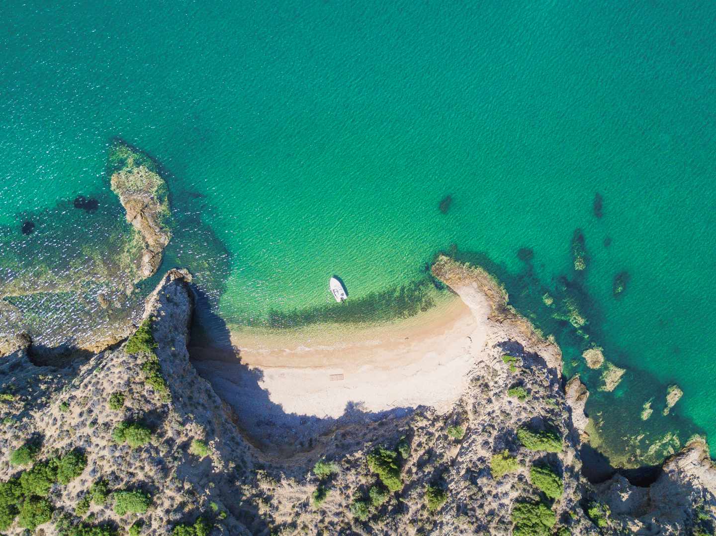 mittelmeer-drohnenaufnahme_bucht_mit_felsen-g-868682000.jpg