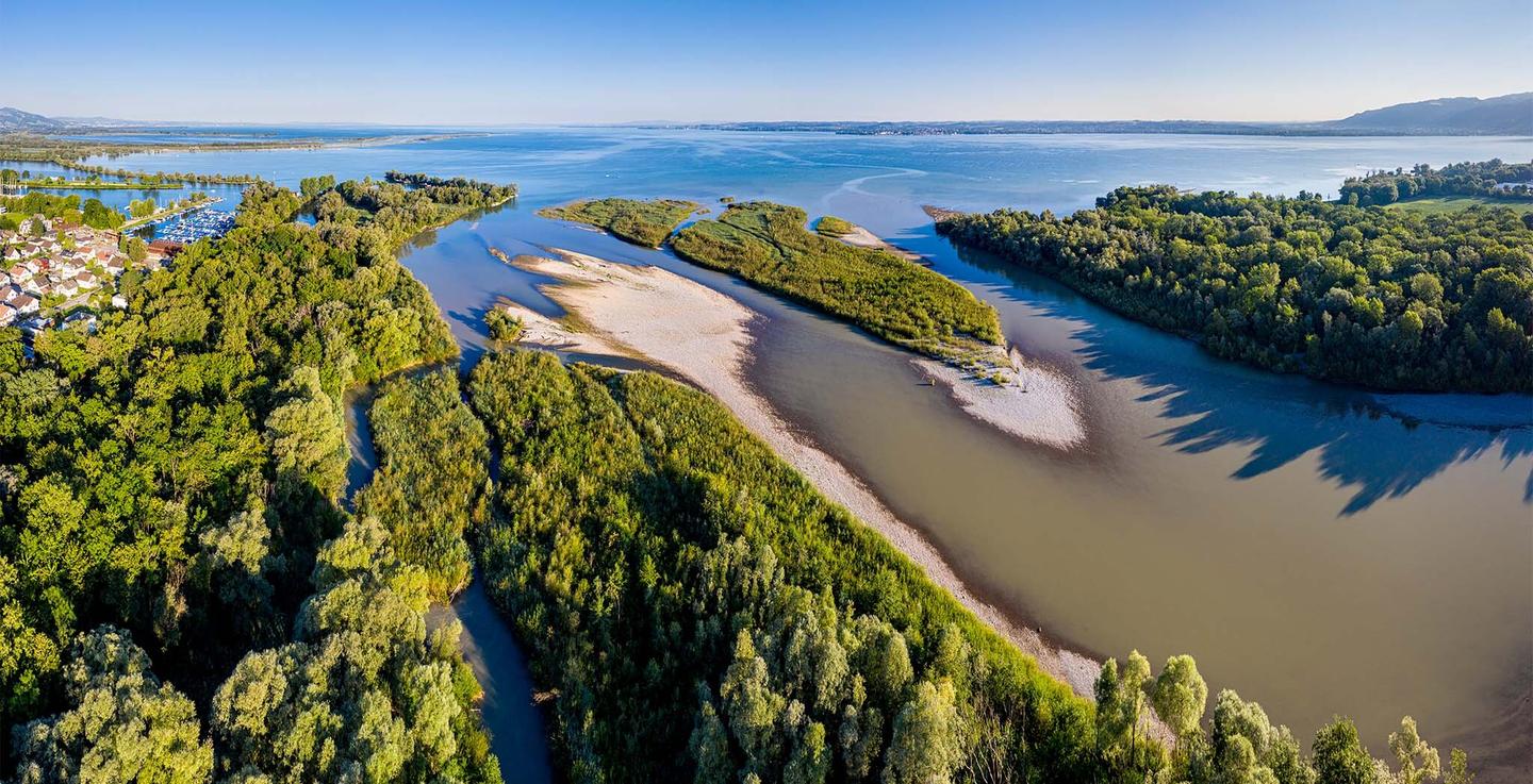 deutschland-bodensee-die-drei-schoensten-inseln-luftaufnahme-einer-muendung-g-1284366715.jpg