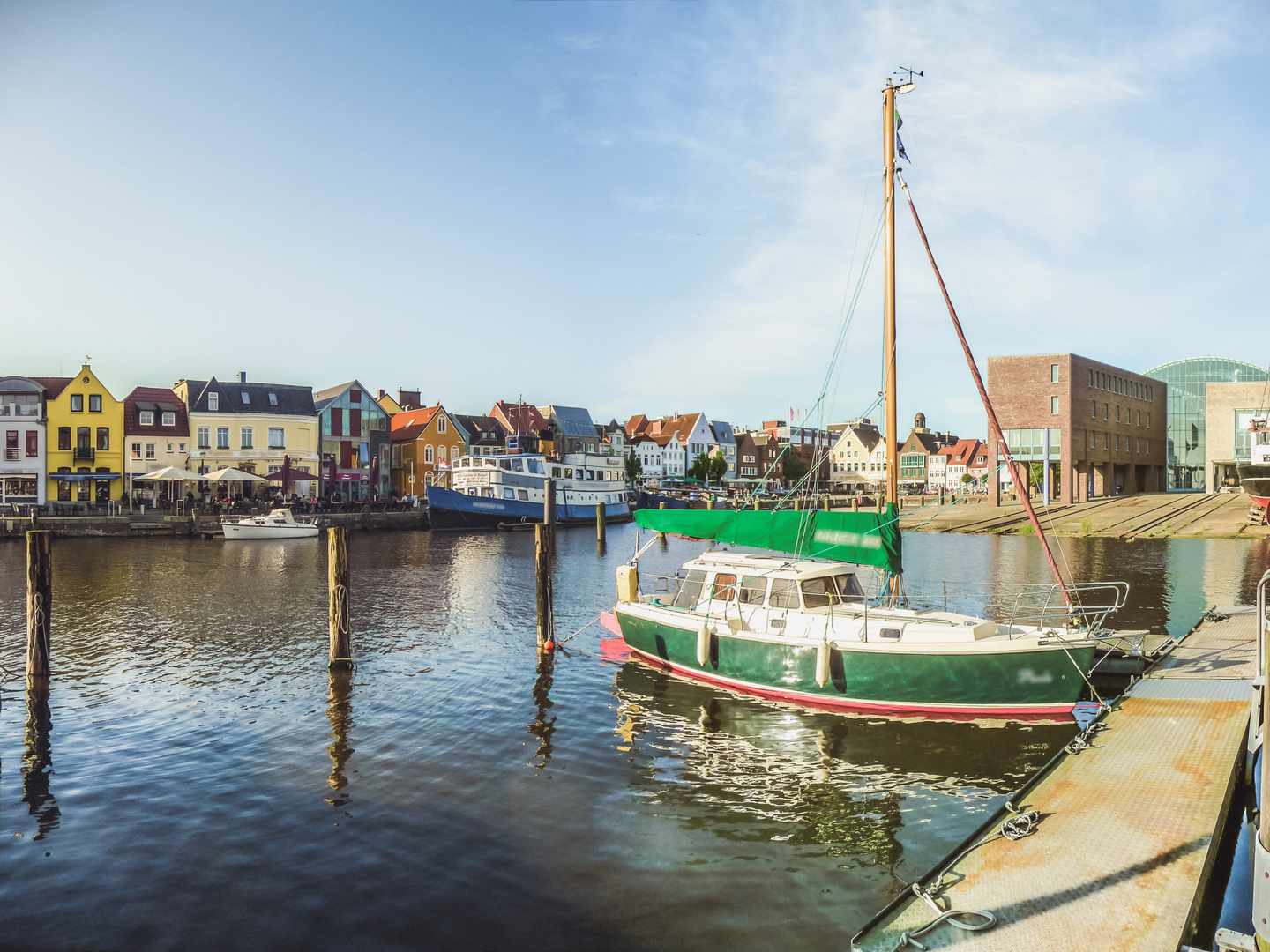 deutschland-nordsee-husum-hafen-g-483076206.jpg