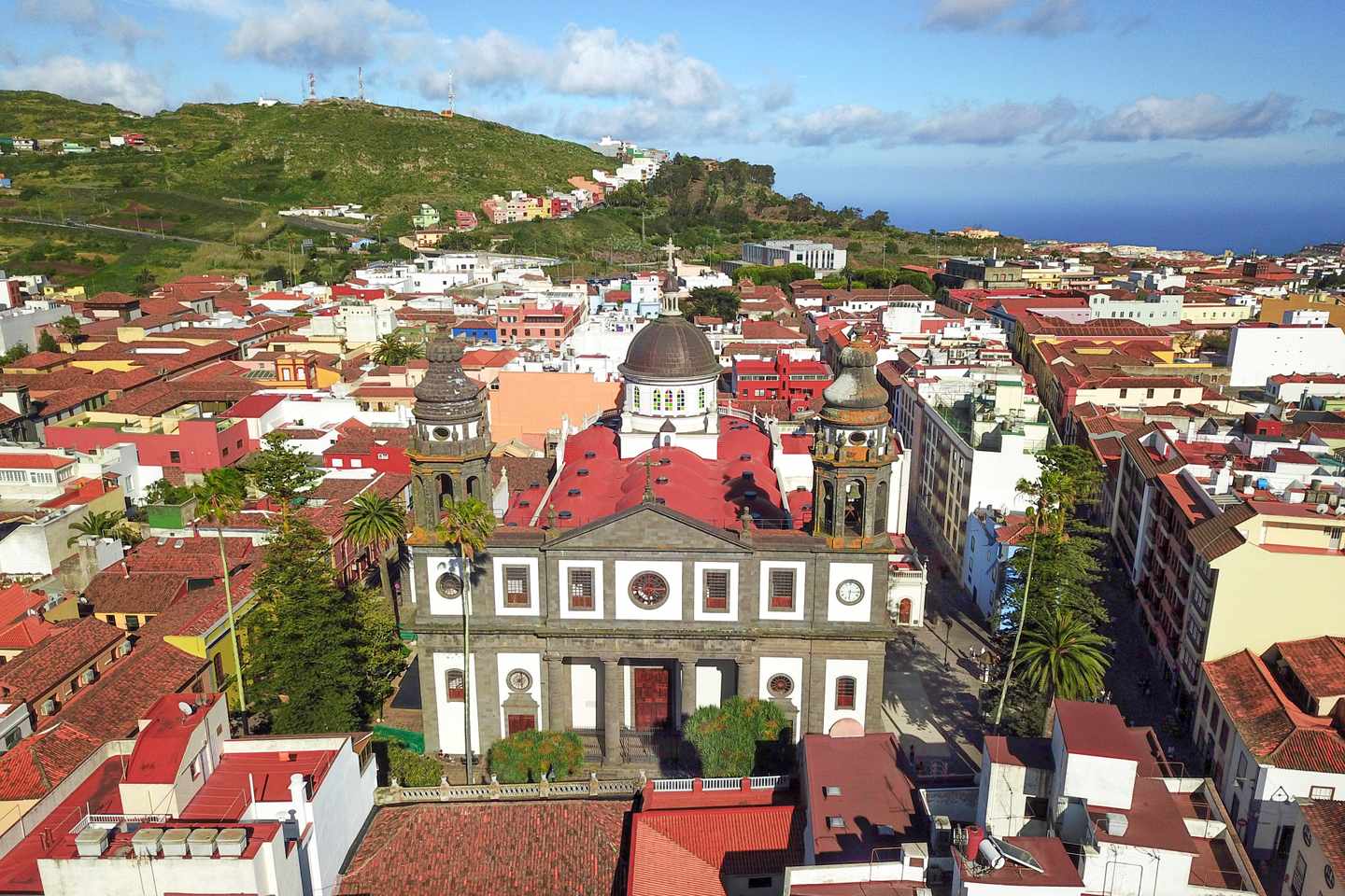 spanien-teneriffa-san-cristobal-de-la-laguna-blick-auf-stadtbild-und-kathedrale-g-972144764.jpg