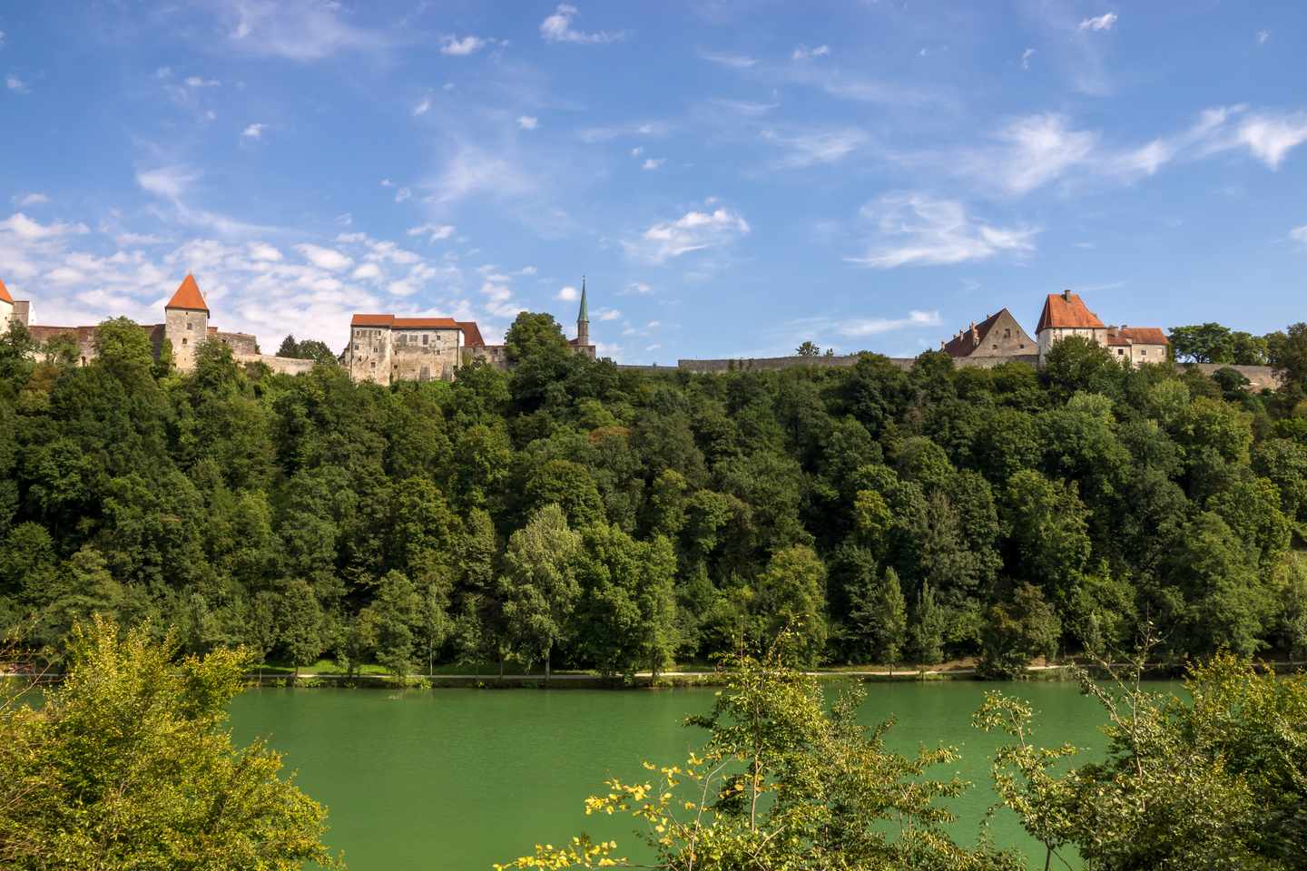 deutschland-bayern-oberbayern-burghausen-salzach-fluss-g-489897742.jpg