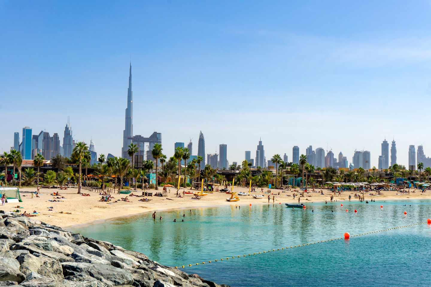 Dubai-Strand-und-Skyline-g-1138852254.jpg