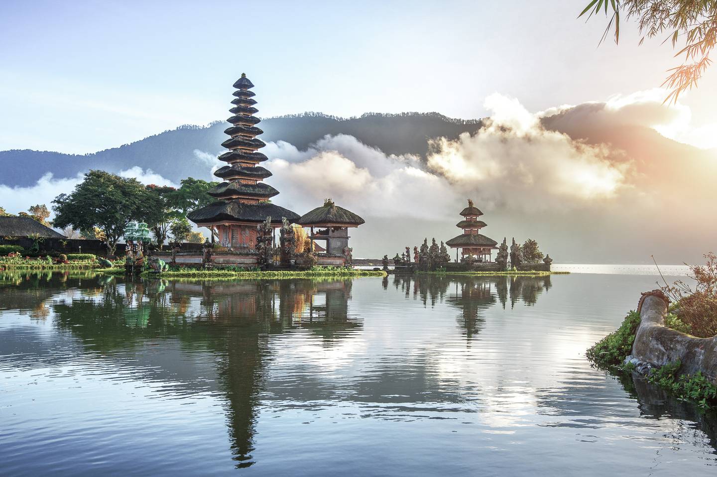 Indonesien-Pura-Ulun-Danu-Bratan-Tempel-g-675172642.jpg