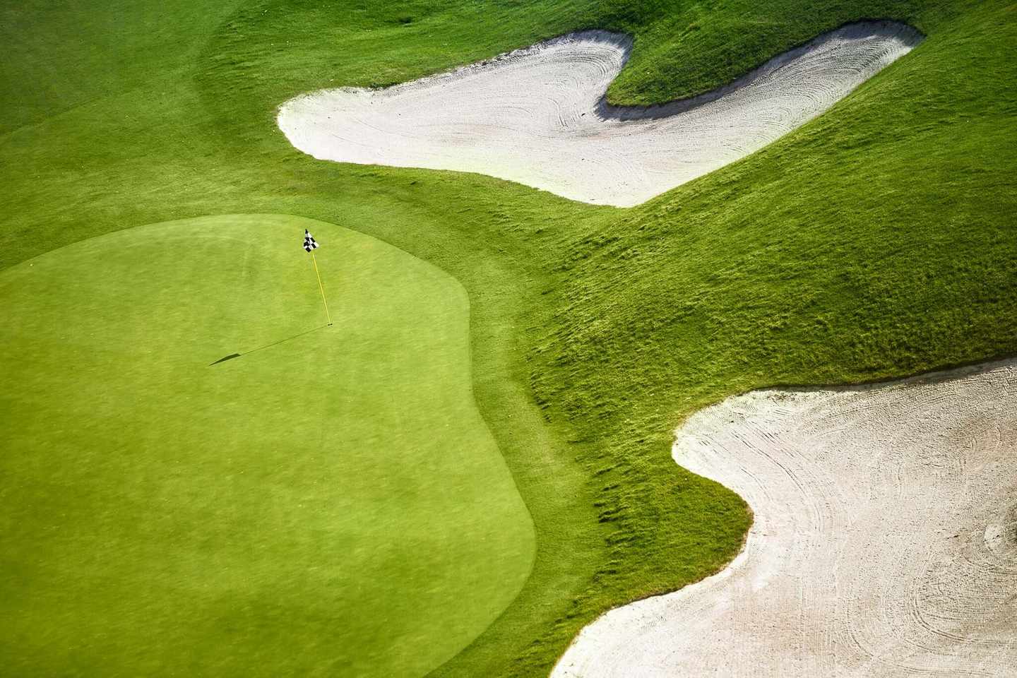 spanien-gran-canaria-golfplatz-mit-sand-flaechen-g-186820466.jpg