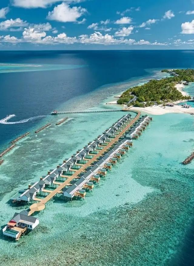 Blick auf Hotelanlage Atmosphere Resorts & Hotels Malediven