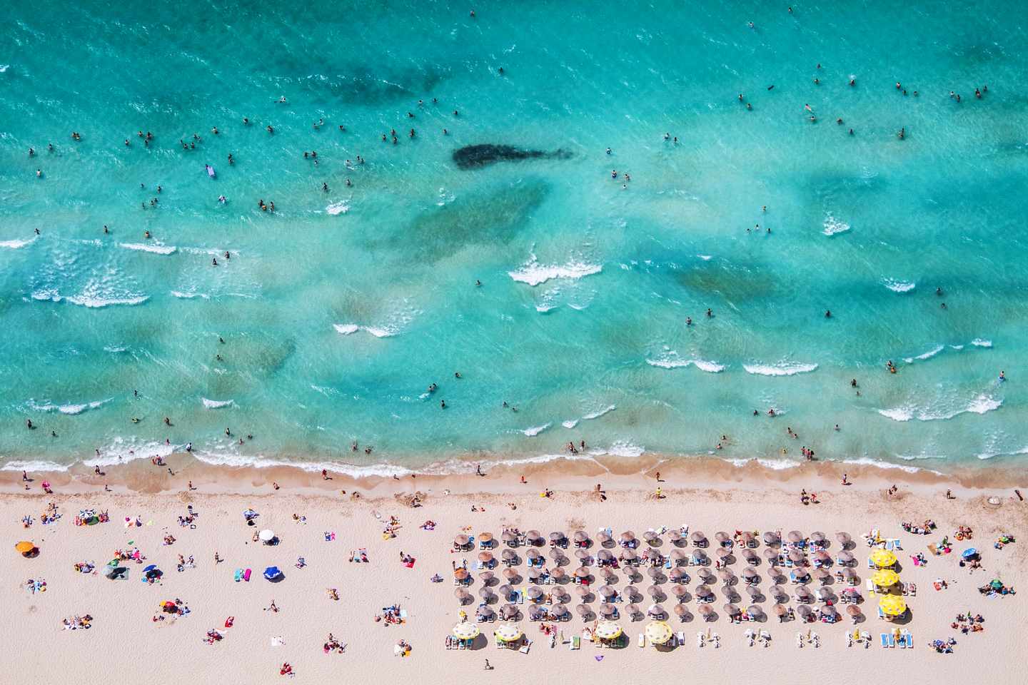 tuerkei-izmir-cesme-ilica-strand-luftaufnahme-sommer-meer-sand-g-668604402.jpg