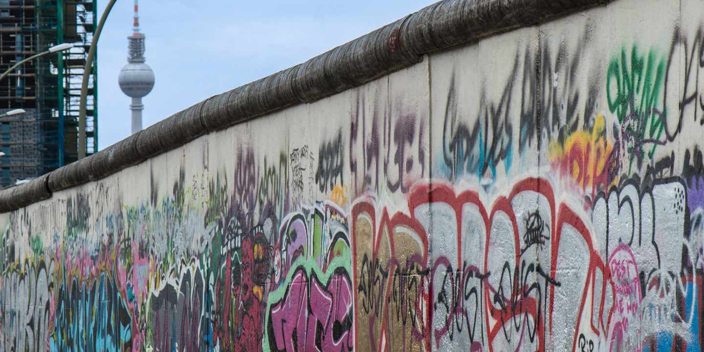 deutschland-berlin-street-art-berliner-mauer-g-516337089.jpg