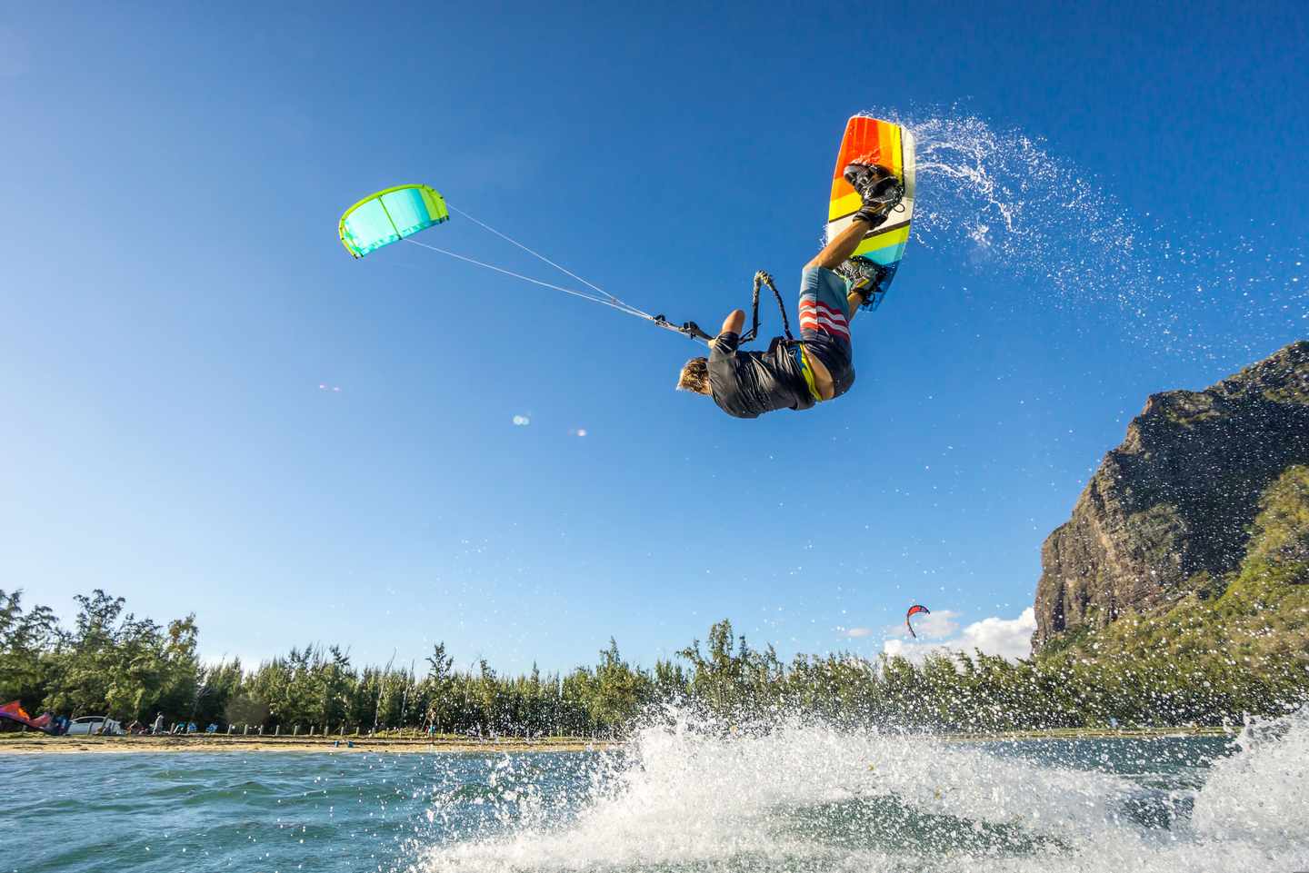 mauritius-kite-surfer-t-507419280.jpg