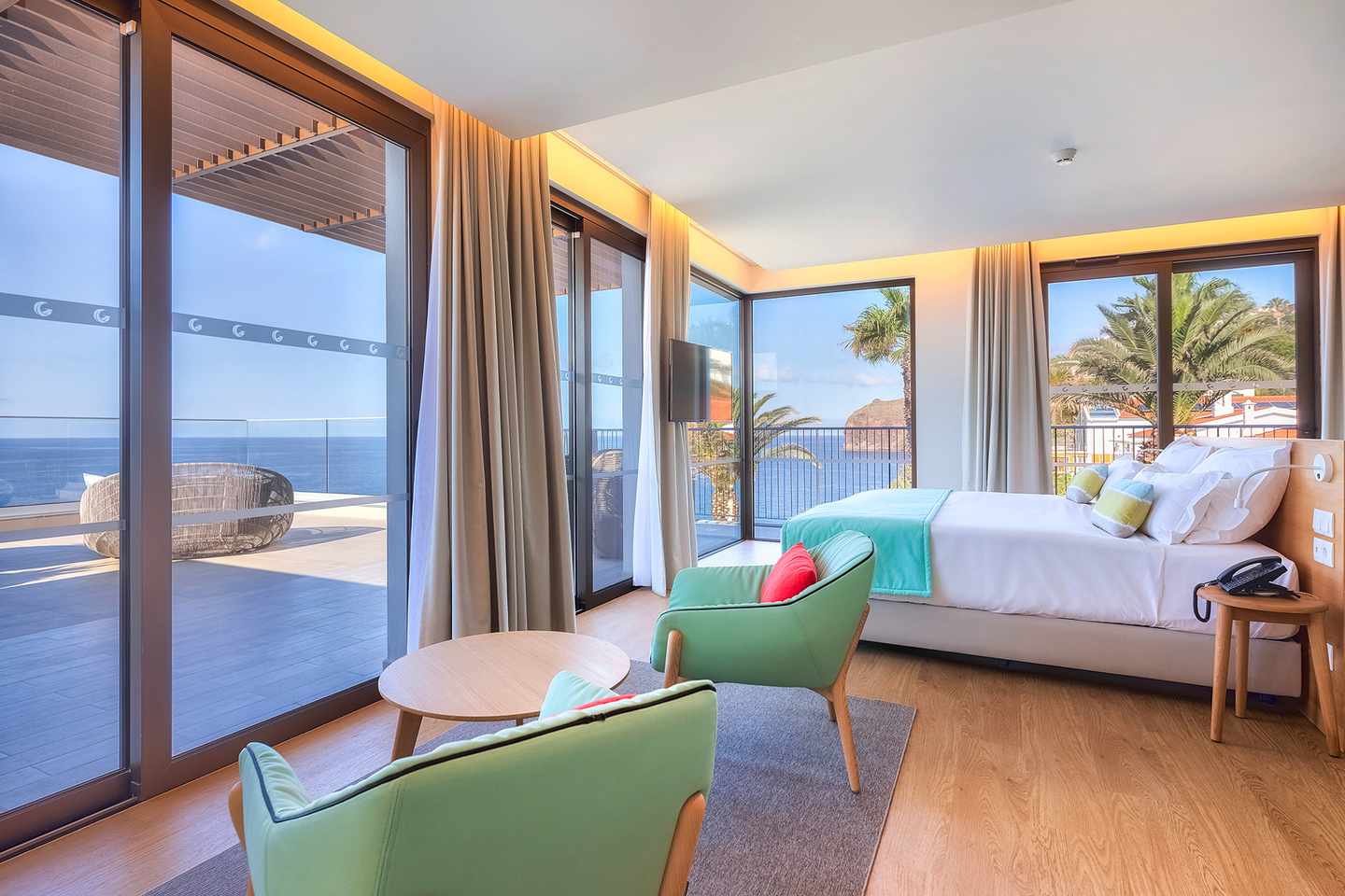 DER1367893.jpg Modernes Hotelzimmer mit Doppelbett, Sitzbereich und großer Terrasse mit Meerblick im Sentido Galomar in Canico