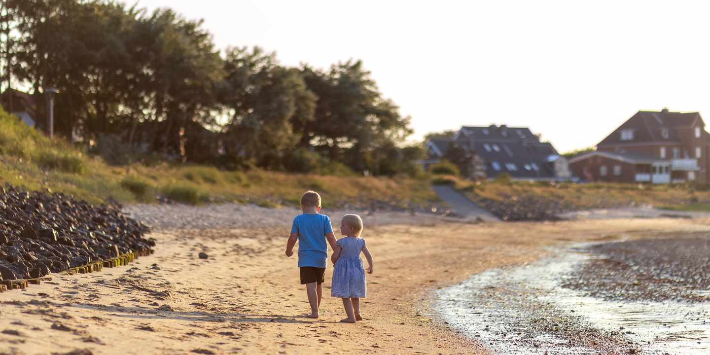 deutschland-amrum-nordsee-strand-sonnenuntergang-kinder-haeuser-g-2177530294.jpg