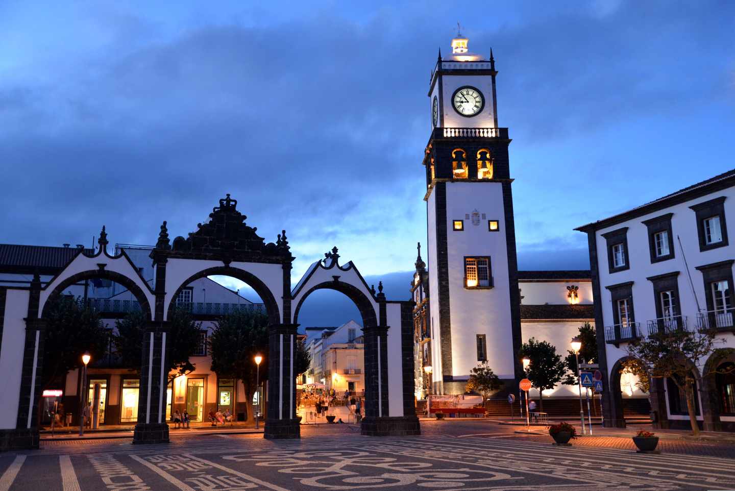 portugal-azoren-sao-miguel-ponta-delgada-altstadt-klein-g-843932902.jpg