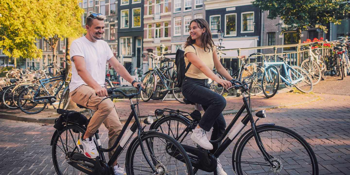niederlande-amsterdam-paahr-auf-fahrrad-g-1300490511.jpg
