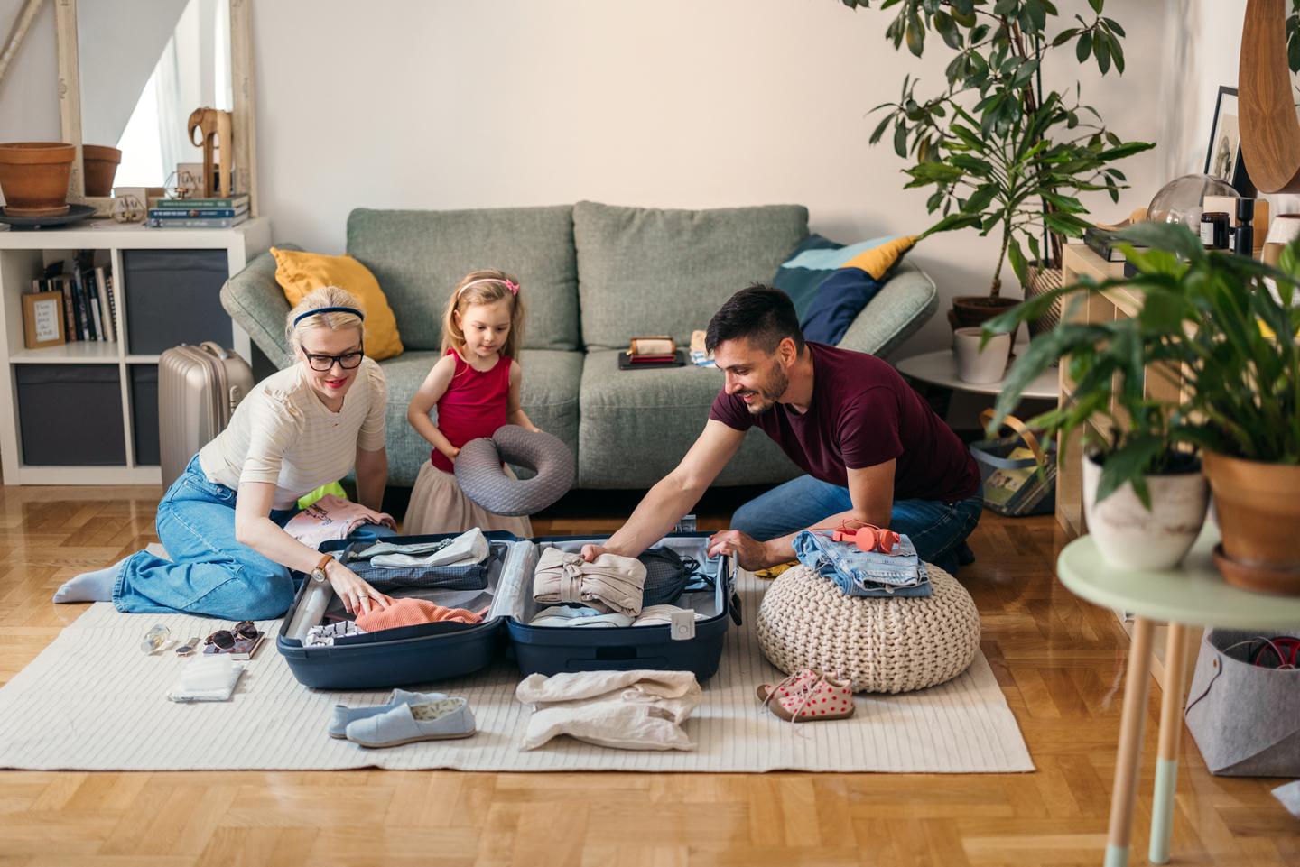 familienurlaub-eine-familie-beim-packen-g-1587648454.jpg