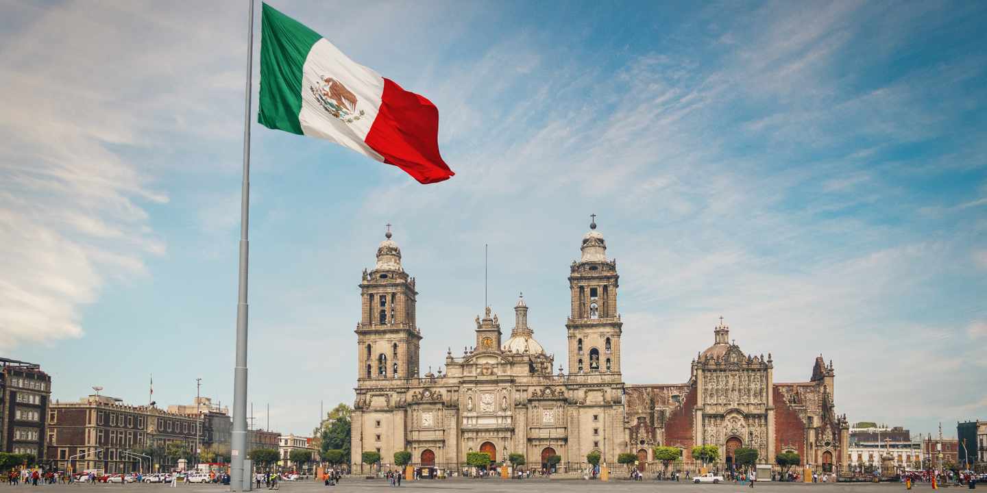 mexiko-mexiko-stadt-zocalo-platz-g-1132330190.jpg