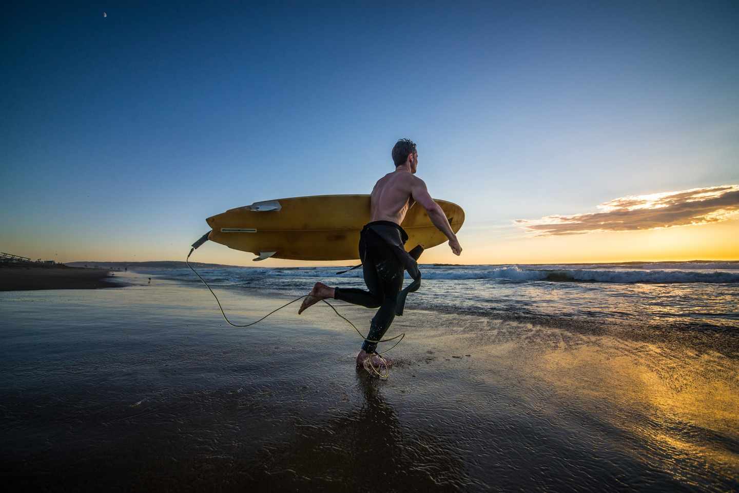 usa-los-angeles-malibu-surfer-t-504574330.jpg