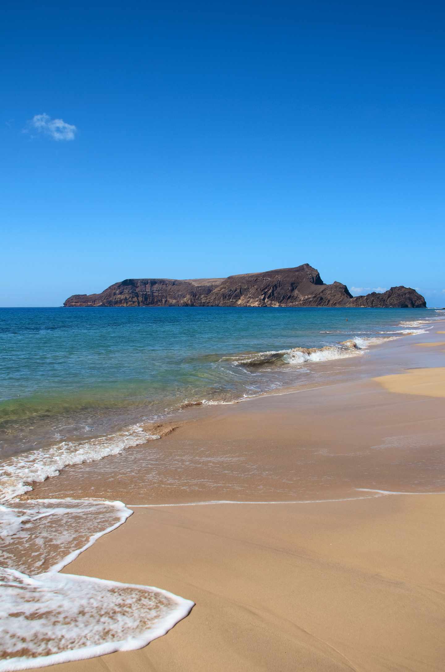 GettyImages-508645935-v2.jpg Porto Santo Urlaub: türkisfarbener Atlantik und Strand mit pudrigem Sand