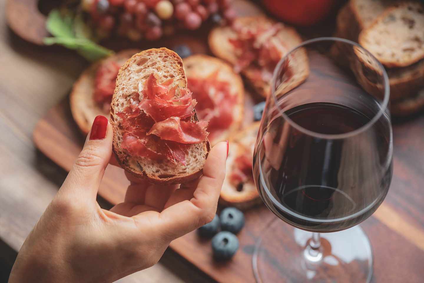 spanien-mallorca-kulinarik-rotwein-und-brot-mit-schincken-g-1216259622.jpg
