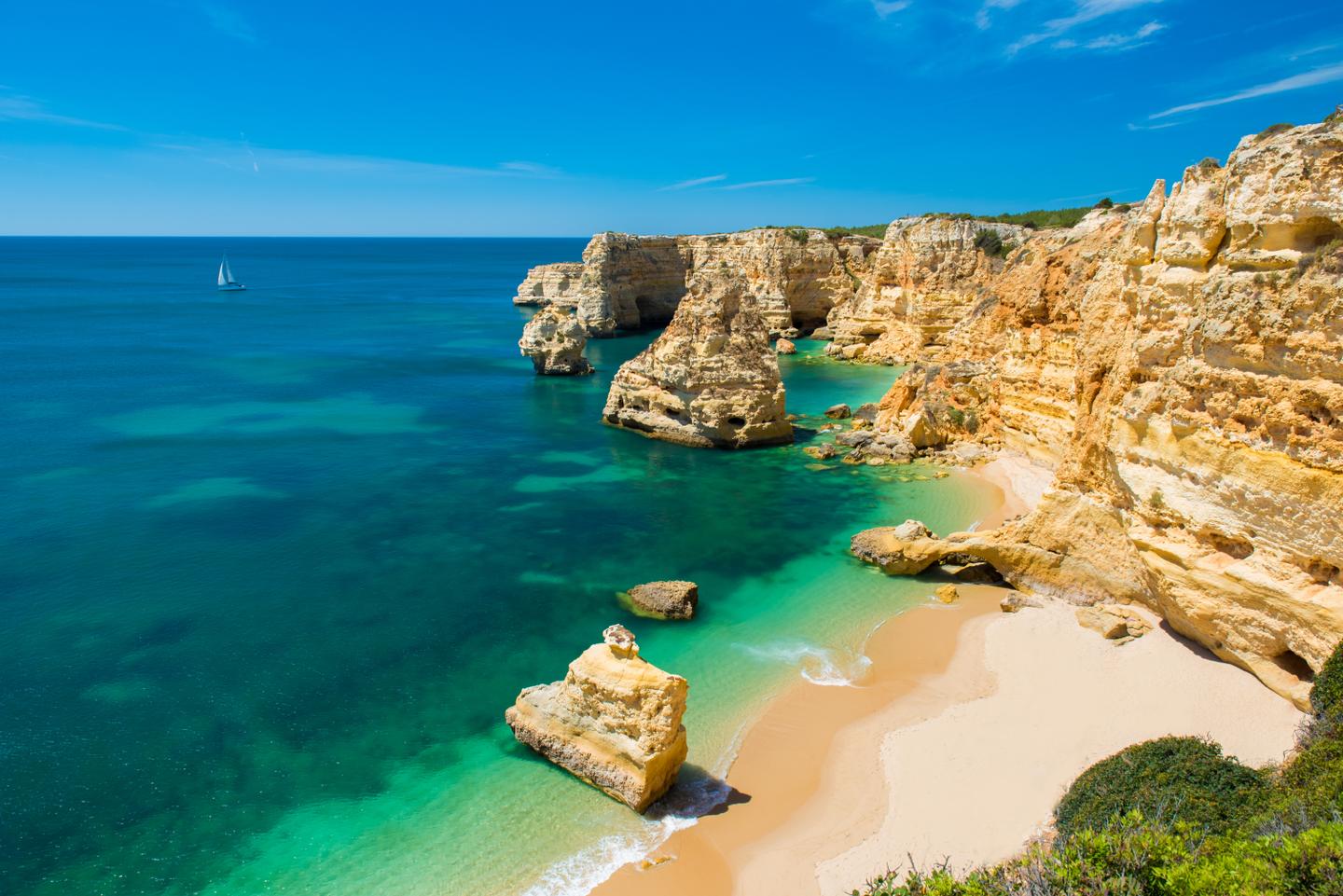 portugal-algarve-praia-de-marinha-strand-g-477718116.jpg