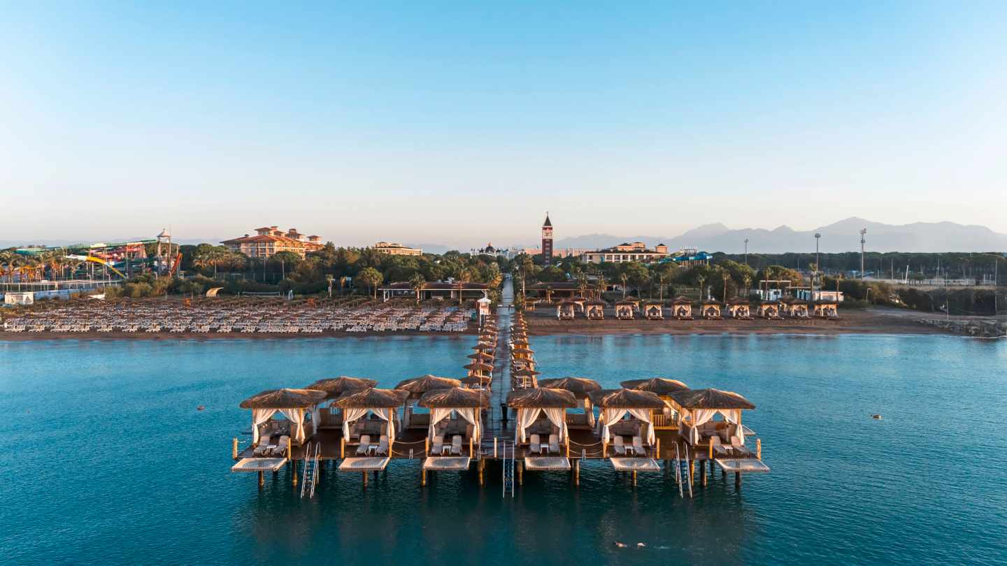 blt8265b47582556fa9-tuerkei-tuerkische-riviera-lara-ponton-ducale-lara-cmi-der1588421.jpg Ponton mit privaten Cabanas im Ducale Lara