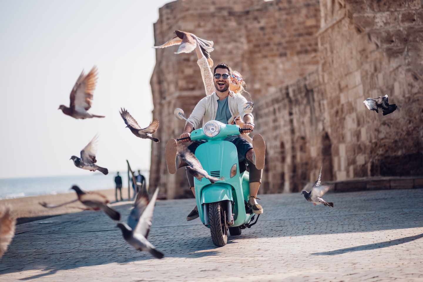 italien-paar-roller-vespa-g-967326474.jpg