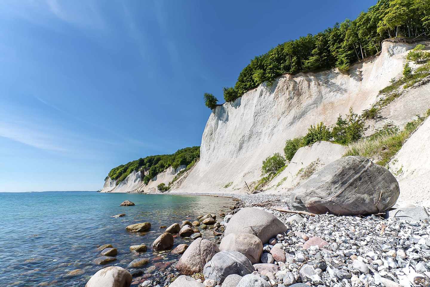 deutschland-ostsee-ruegen-sehenswuerdigkeiten-kreidefelsen-am-koenigsstuhl-g-841311616.jpg