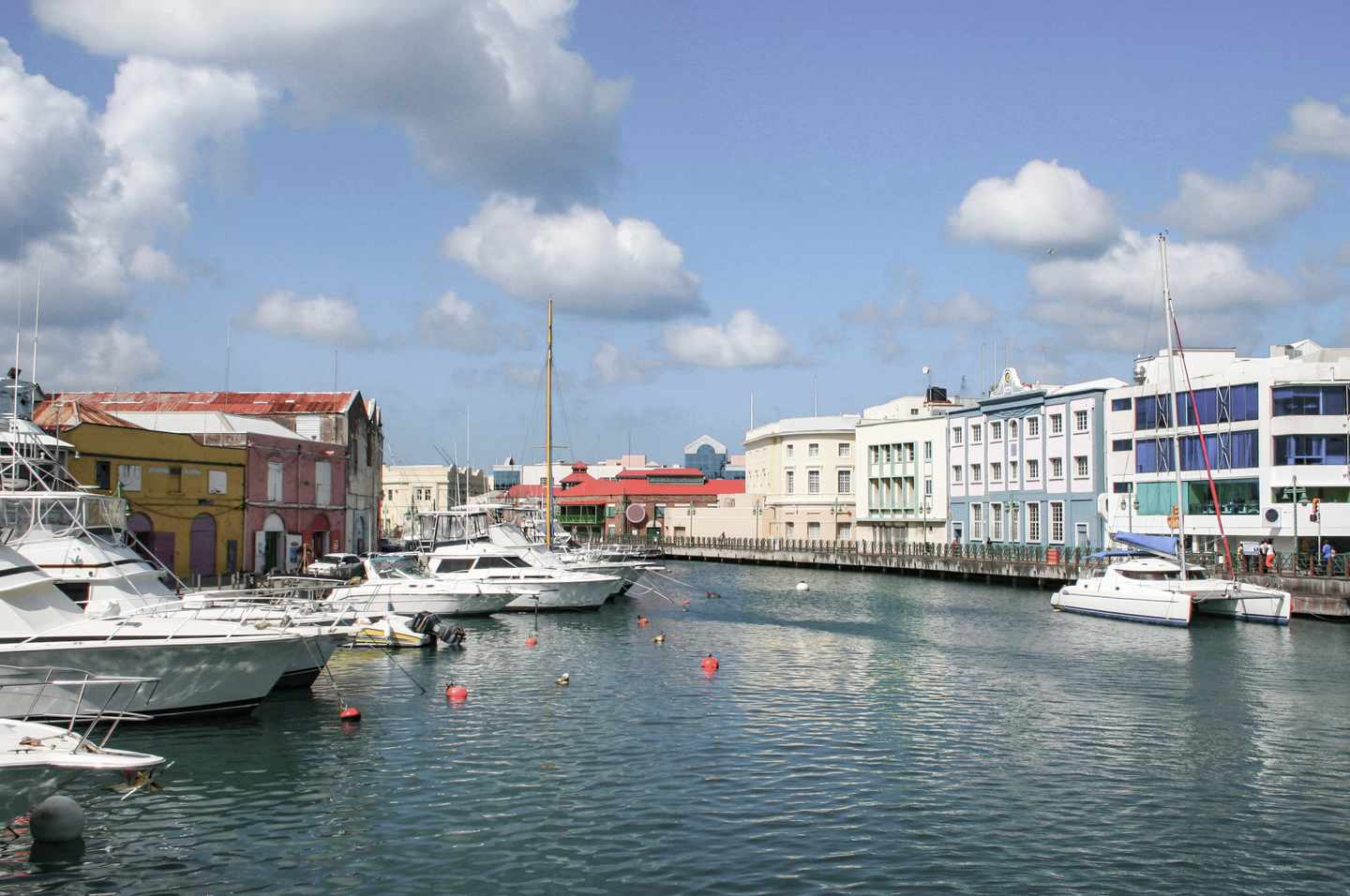 Barbados-Bridgetown-Schiffe-am-Hafen-g-1180644010_bearbeitet.jpg
