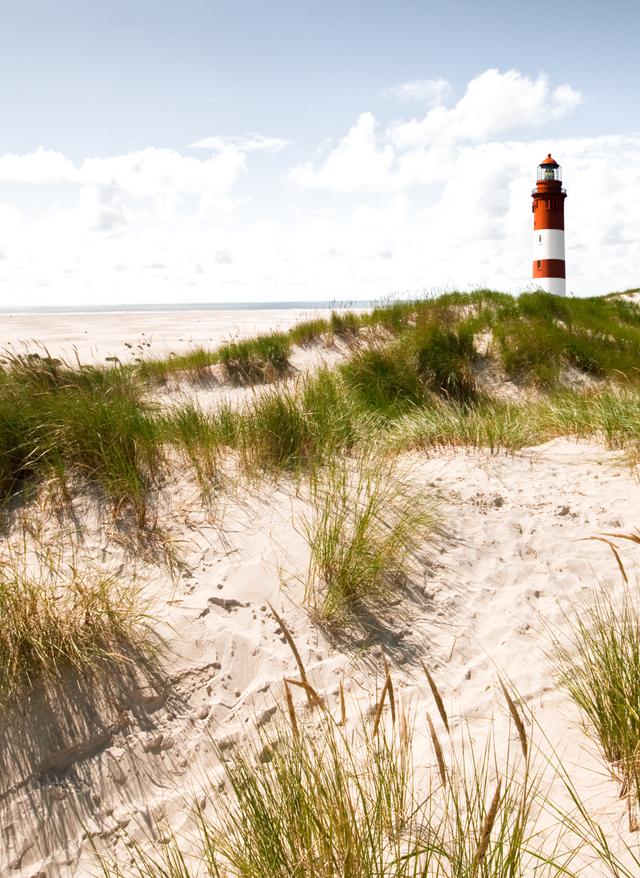 Strand mit Leuchtturm auf Borkum, Deutschland