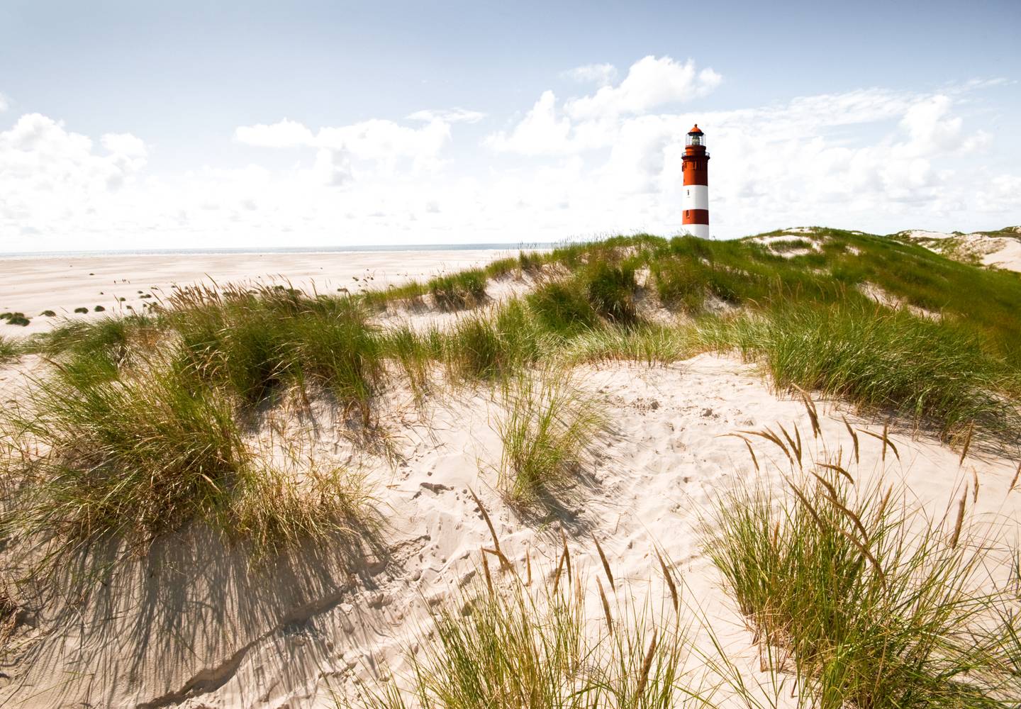 deutschland-borkum-strand-mit-leuchtturm-g-182216342.jpg