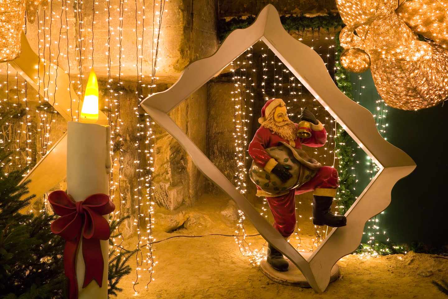 Weihnachtsdekoration und Lichterketten in einer unterirdischen Höhle beim Weihnachtsmarkt in Valkenburg in den Niederlanden