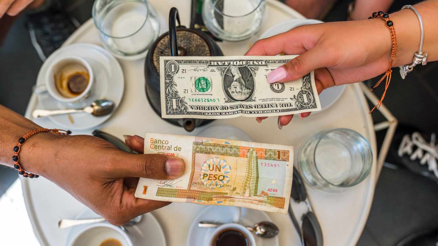 geldscheine-us-dollar-kubanischer-peso-restaurant-g-1192986158.jpg