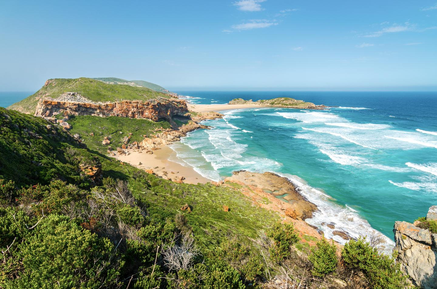 bltd0476eb7012a9555-suedafrika-garden-route-plettenberg-bay-robberg-luftaufnahme-g-622183942.jpg Blick über die felsige Küste des Robberg Nature Reserve mit Sandbuchten und Indischem Ozean bei Plettenberg Bay