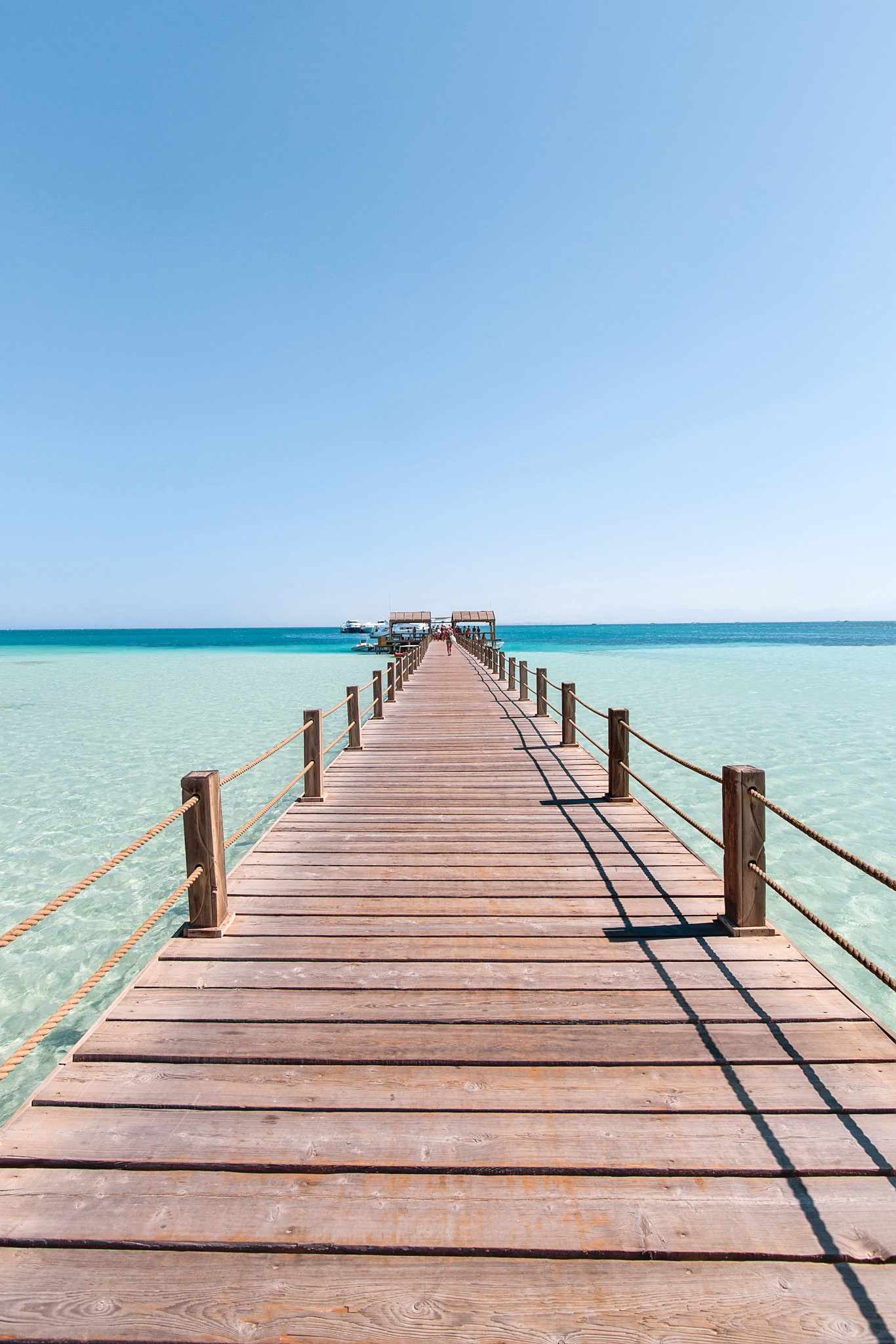 GettyImages-1003380998.jpg Langer Holzsteg führt über das türkisfarbene Rote Meer zur Insel Giftun vor Hurghada in Ägypten