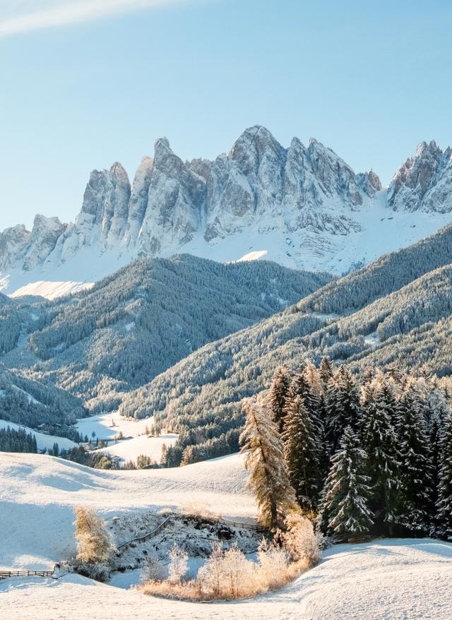 Zu den Angeboten Skiurlaub in Italien - Blick auf verschneite Berglandschaft