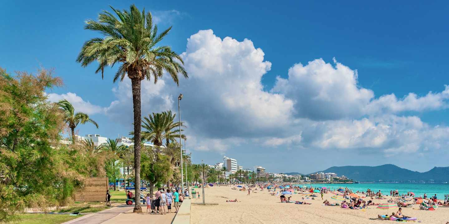 spanien-mallorca-cala-millor-promenade-s-529662-AdobeStock-297241107.jpeg